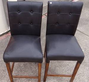 lot 179 image: LEATHER COVERED BAR STOOLS - VERY GOOD CONDITION (X2)