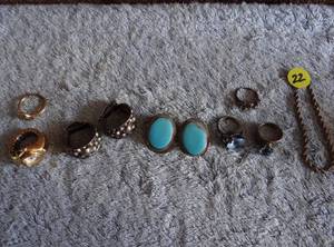 lot 22 image: ASSORTMENT OF JEWELRY AS SHOWN