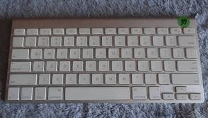 lot 39 image: APPLE MINI KEYBOARD