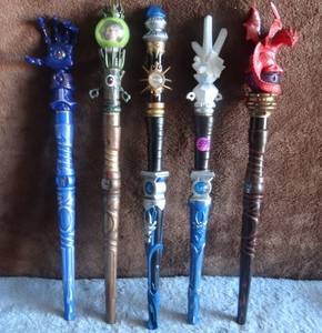 lot 59 image: GREAT WOLFS LODGE NEW KINGDOM COLLECTIBLE LIGHT UP WANDS - CHECK COMPS (X5)