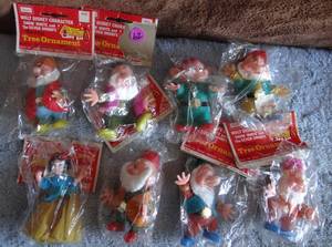 lot 62 image: VERY RARE - SEARS WALT DISNET SNOW WHITE & THE SEVEN DWARFS TREE ORNAMENTS  - COMPLETE SET