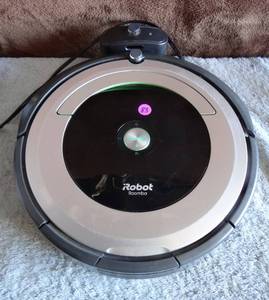 lot 83 image: iROBOT ROOMBA WITH CHARGING BASE - TESTEDTALKINGCHARGING
