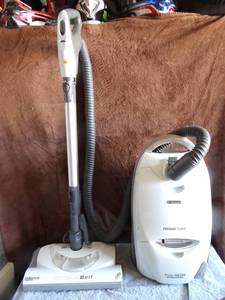 lot 130 image: Kenmore Progressive 360 True HEPA 116 Canister Vacuum - WORKS