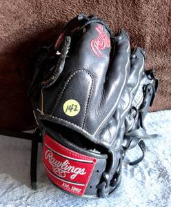 lot 142 image: RAWLINGS ELITE BLACK LEATHER BASEBALL GLOVE
