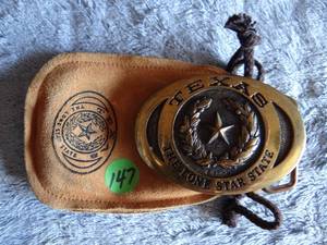 lot 147 image: TEXAS - THE LONE STAR STATE BELT BUCKLE AND LEATHER STORAGE BAG