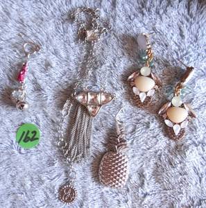 lot 162 image: ASSORTMENT OF JEWELRY AS SHOWN