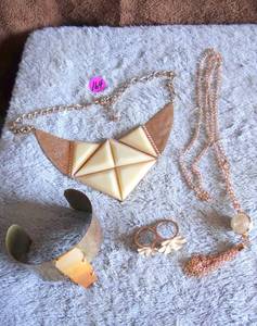 lot 164 image: ASSORTMENT OF JEWELRY AS SHOWN