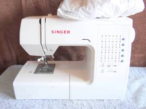 lot 170 image: Singer 7442 Sewing Machine w Utility & Decorative Stiches