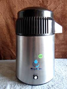 lot 219 image: Megahome Water Distiller Stainless and Black - TESTED WITH MY CORD - NEEDS REPLACEMENT CORD
