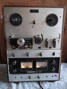 lot 224 image: Vintage AKAI M-10 Reel To Reel Tape Recorder Player - POWERS ON $$$