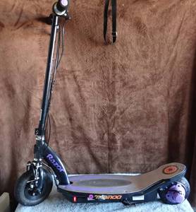 lot 236 image: Razor Power Core E100 Electric Hub Kids Toy Motorized Kick Scooter - TURNS ON