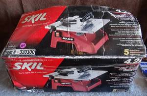lot 294 image: SKIL 7-in 4.2-Amp Wet Tabletop Tile Saw with Stand - WORKS