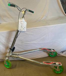 lot 25 image: Triscooter Rock & Roll Collapsible for easy storage