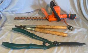 lot 74 image: Black & Decker 16 Hedge Trimmer Type 7 No 8124 2 Hand operated hedge trimmers