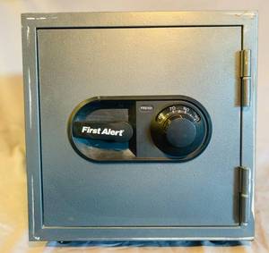 lot 81 image: First Alert Safe FRS101 Combo unknown