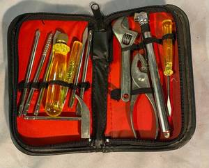 lot 115 image: Carrying Pouch of Tools