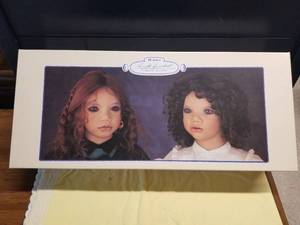lot 6 image: Collectible Doll