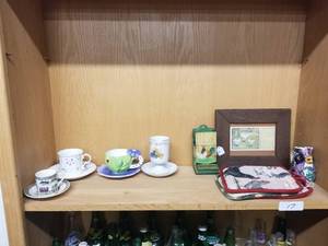 lot 17 image: Shelf Lot - dishware