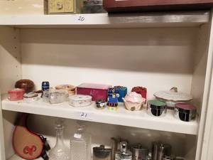 lot 21 image: Shelf Lot - trinket boxes