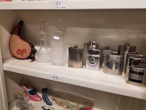 lot 22 image: Shelf Lot - Bar accessories