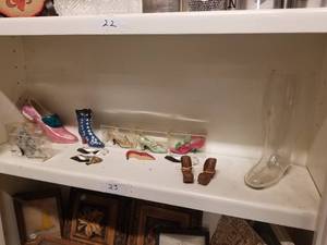 lot 23 image: Shelf Lot - knickknacks