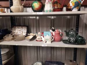 lot 28 image: Shelf Lot - kitchen items