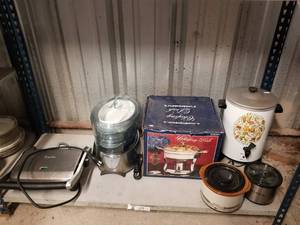 lot 29 image: Shelf Lot - appliances