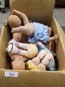 lot 366 image: Collectible Dolls