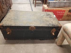 lot 365 image: Vintage trunk