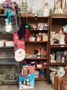 lot 359 image: Christmas Decorations