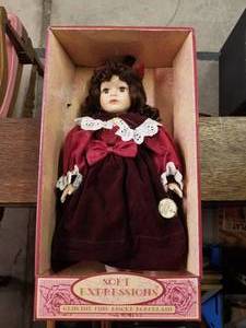 lot 358 image: Collectible Dolls