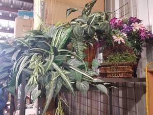 lot 353 image: Shelf Lot Floral decorations