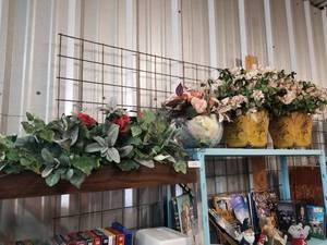 lot 310 image: Flower decor