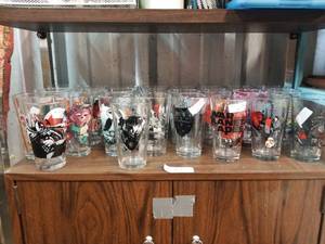 lot 313 image: Shelf Lot of Glasses