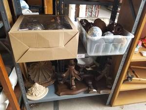 lot 284 image: Shelf lot of decor