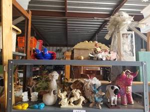 lot 282 image: Shelf Lot -
