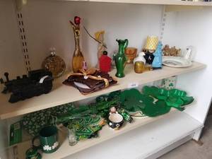 lot 268 image: Shelf Lot - Decor