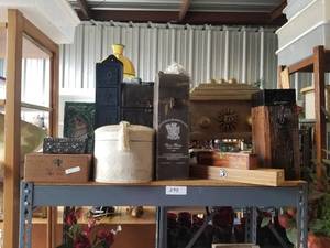 lot 294 image: Shelf Lot - Box deco