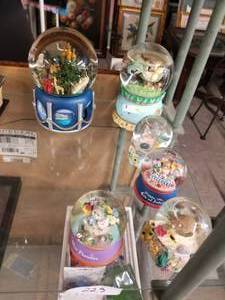 lot 229 image: Snow Globes