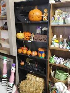 lot 208 image: Halloween Decorations
