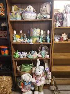 lot 207 image: Easter decorations