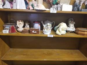 lot 206 image: Shelf Lot - Music Boxes