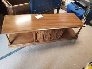 lot 32 image: Furniture