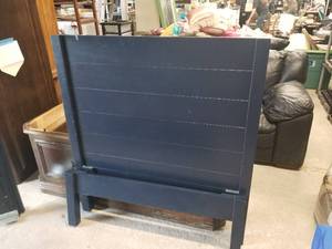 lot 31 image: Furniture