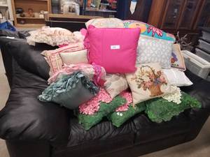 lot 66 image: Throw pillows