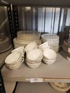 lot 34 image: Set of China