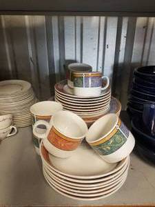 lot 35 image: Dish set