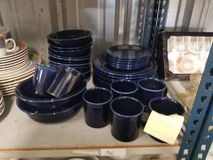 lot 36 image: Dish set