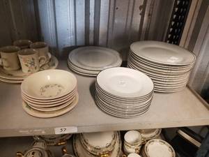 lot 37 image: Dish set
