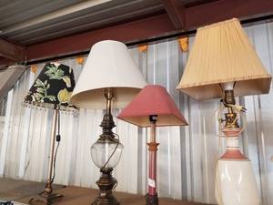 lot 39 image: Light Fixture